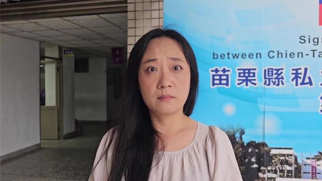 建臺高中教务主任陈莹桦10日代表校方出面道歉期望补救，她也反驳国教盟指控并非事实。（谢明俊摄）