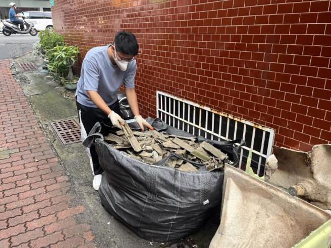 台南市環保局提醒，石綿需與其他廢棄物分開包裝，清理時最好戴上防塵面具。（圖／台南市環保局提供）