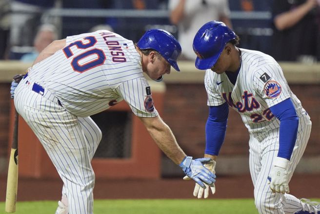 大都會阿隆索(左)與索托慶祝得分。（美聯社資料照）