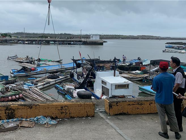 丹娜絲颱風造成台南沿海地區漁船筏受損，養殖牡蠣大量流失，漁民及蚵農亟待政府發下救助金、提供補助及貸款進行重建。（郭良傑攝）