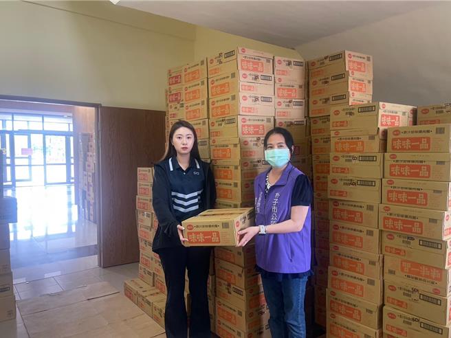 丹娜絲颱風重創嘉義，深耕南部多年的清景麟集團火速啟動災害支援機制，捐贈總價值130萬元愛心物資。朴子市公所社會課許家蓁課長（右）、清景麟集團徐語佟襄理。（圖／清景麟）