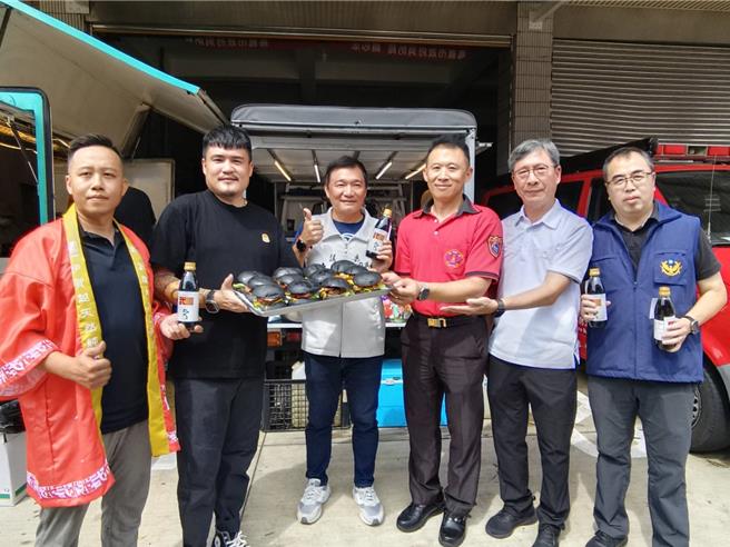 環島漢堡達人阿強攜手燒肉業者林馬克及市議員陳家平12日送漢堡慰勞警、消及台電等救災搶修人員。（廖素慧攝）
