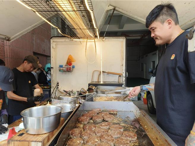 環島漢堡達人阿強團隊12日開餐車來嘉義市現做美味漢堡慰勞救災人員。（廖素慧攝）