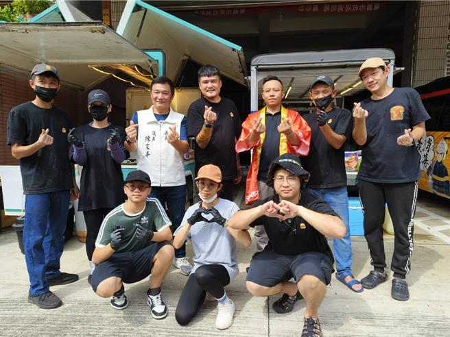 丹娜絲颱風重創嘉義市，環島漢堡達人阿強團隊送愛心到嘉義市。（廖素慧攝）
