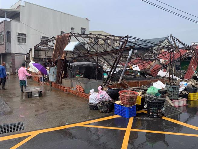 颱風丹娜絲於上周末侵襲南台灣，對台南地區帶來重創。台北市已經出動15噸以上卡車5輛、行政車1輛，駕駛6人及清潔隊員4人，於上午8時出發前往台南，協助台南市整理、恢復市容。圖為台南市將軍區房屋被丹娜絲颱風吹垮，家戶清理的垃圾也堆到路邊。（本報資料照）