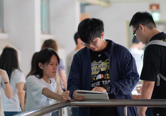 114學年度分科測驗於今（12）日舉行第2天考試，下午考科為首度新增的數學乙。圖為考生相互釐清重點，為下一堂考試做準備。（實習攝影記者趙子寧攝）