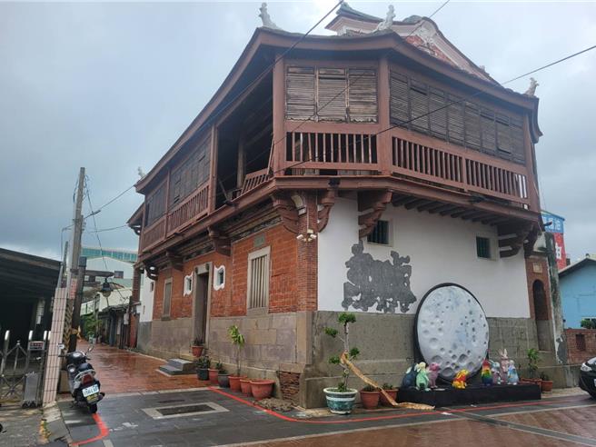 台南市鹽水區八角樓在這次丹娜絲颱風中受創，二樓門窗被吹走。（台南市政府提供／程炳璋台南傳真）