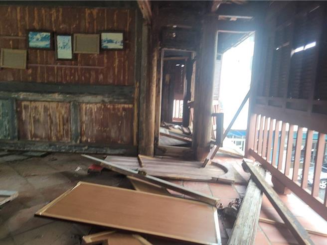 台南市鹽水區八角樓在這次丹娜絲颱風中受創，二樓門窗被吹走，內部也受損。（台南市政府提供／程炳璋台南傳真）