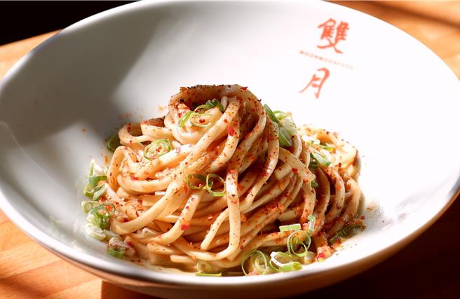 7月17日至8月11日GD個展期間，粉絲憑票根到「雙月」門市打卡，就有機會抽中88包品牌熱銷「愛恨椒芝麵」及GD超搶手周邊，預計抽出8名幸運兒。（圖／雙月食品社）