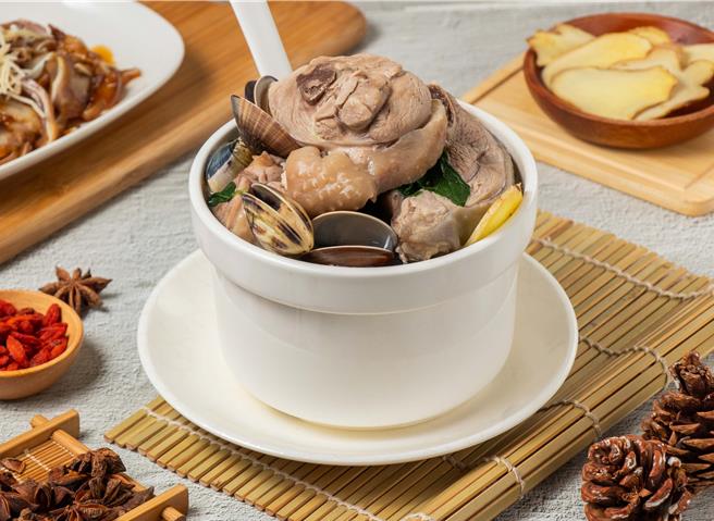 榮獲「米其林必比登」推薦的「雙月」，以健康美味的湯品聞名，包括「蛤蜊燉雞湯」和「元氣鱸魚湯」，都是招牌推薦必喝。（圖／雙月食品社）