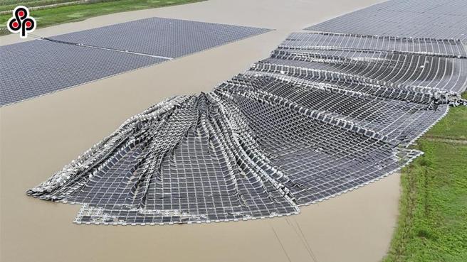 嘉南地區水面型太陽能光電板被颱風吹翻、破損。圖／本報資料庫