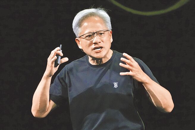 辉达（NVIDIA）执行长黄仁勋近日接受CNN节目《Fareed Zakaria GPS》专访时指出，美国推动科技产业「再工业化」是正确方向。（图／美联社）