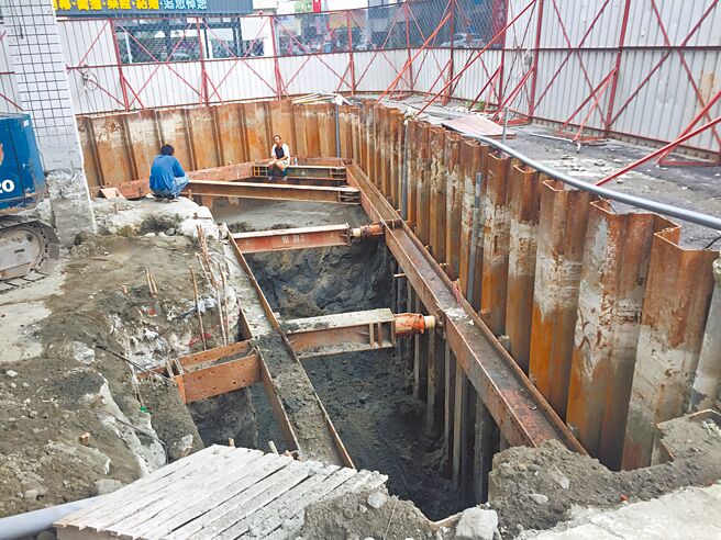 台南市北區一處加油站，2003年地下儲油設備洩漏，開挖整治多年終於完成。（台南市環保局提供／郭良傑台南傳真）