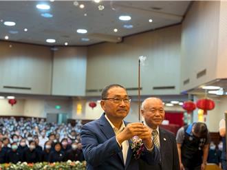 侯友宜參拜一貫道祈福 贈「道援天下」匾額感念基金會