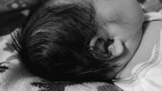 桃園保母拉3月大嬰腳到嘴邊 父母看監視畫面嚇壞