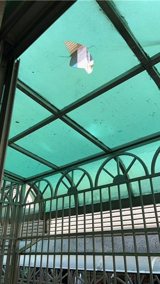 疑遭高樓丟物砸壞採光罩　楠梓警依毀損罪偵辦