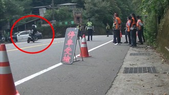 跑北宜掛假車牌逆向闖臨檢站　警逮人上銬開出19萬罰單！