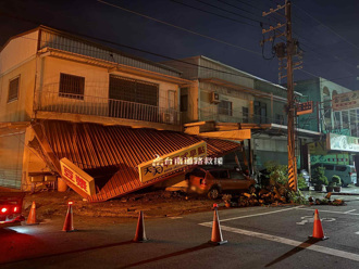 轎車撞斷號誌桿衝入早餐店　駕駛內出血送醫！監視器曝光