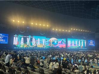 台上唱「流星雨」台下在躲雨！大巨蛋又漏水 粉絲濕身傻眼