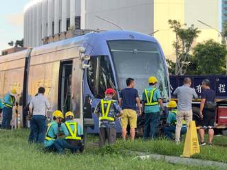 影》通车以来最严重！高雄轻轨猛撞大货车6人伤 影片超惊悚