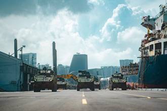 漢光41》機步333旅雲豹甲車馳援高雄港  火力護衛港區與塔臺