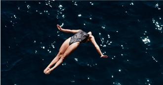 妙齡女網購泳衣下水大走光   客訴店家才知「這款拍照用」