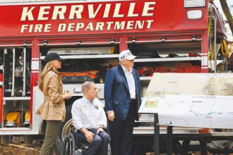 猛誇共和黨籍州長 川普德州勘災 痛罵記者邪惡