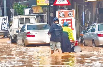 金門暴雨創紀錄 開車如行舟