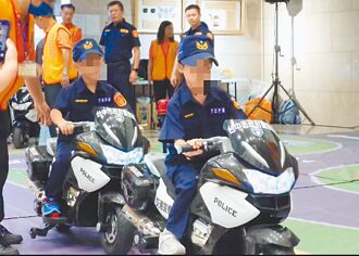 小小警察 體驗持槍直呼好帥