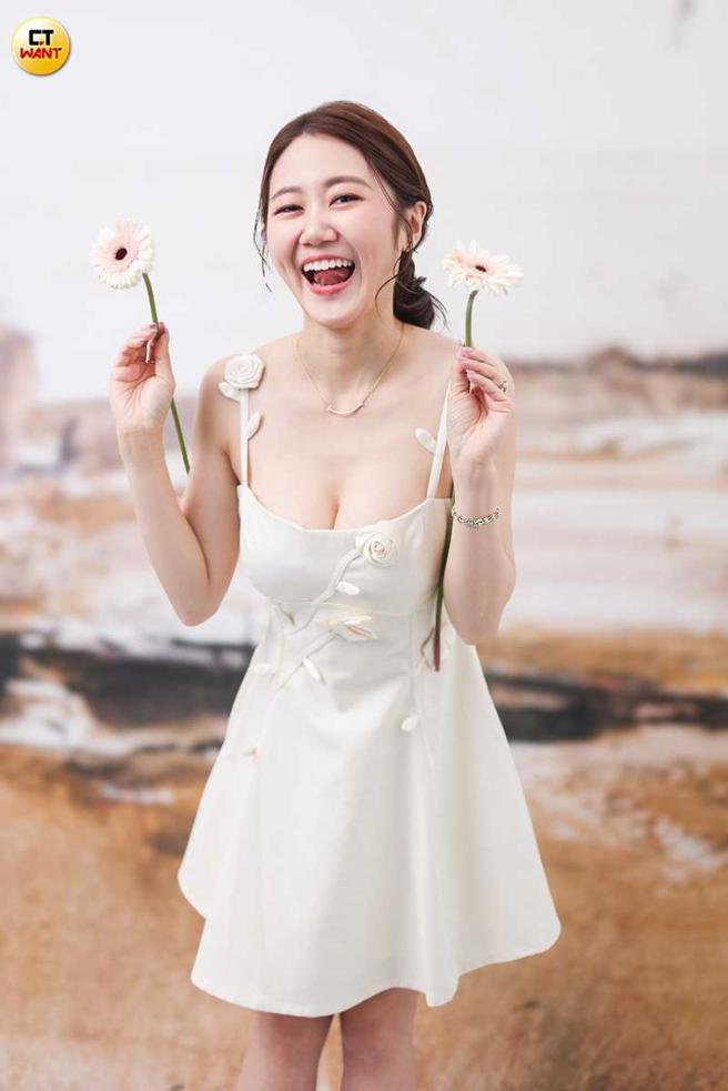 李芸活潑的主持風格獲得好評，不僅讓工作人員改觀，表現也反應在收視。（圖／本刊攝影組）