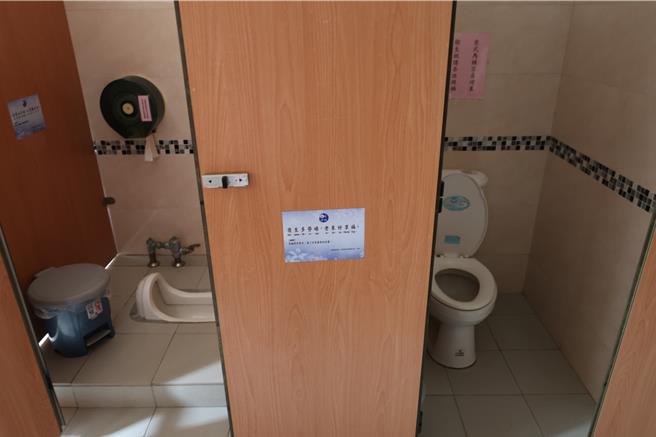 苗栗县长锺东锦在县务会议上指示环保局及行政院盘点县内公厕坐、蹲式马桶数量，朝坐式至少4成以上的方向努力，让长辈如厕时更能容易坐起。（谢明俊摄）