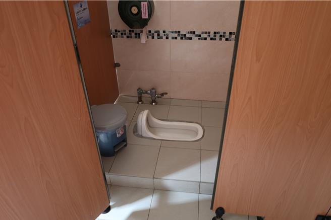 苗栗县长锺东锦在县务会议上指示环保局及行政院盘点县内公厕坐、蹲式马桶数量，朝坐式至少4成以上的方向努力，让长辈如厕时更能容易坐起。（谢明俊摄）