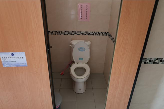 苗栗县长锺东锦在县务会议上指示环保局及行政院盘点县内公厕坐、蹲式马桶数量，朝坐式至少4成以上的方向努力，让长辈如厕时更能容易坐起。（谢明俊摄）