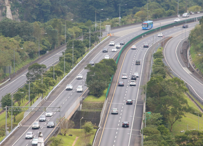 國道車道有明確的速限與車種規定，若開錯恐吃罰單。（示意圖，記者陳君瑋／攝影）