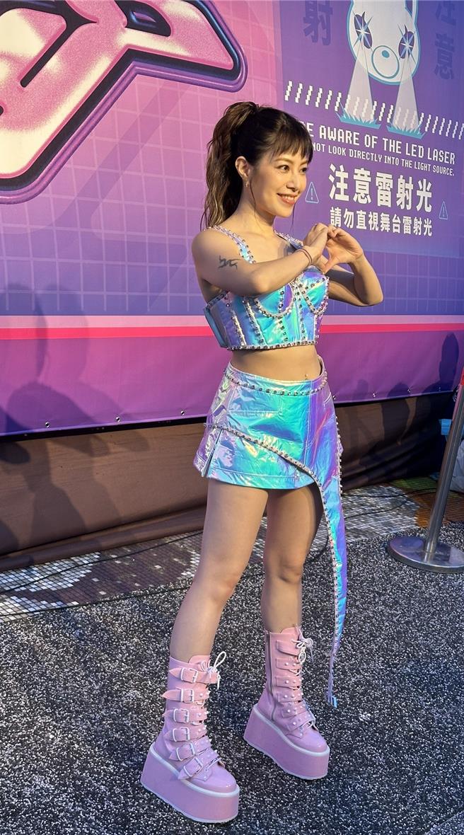 徐怀钰13日以未来感十足的「太空女战士」造型登上电音派对演出。（李承阳摄）