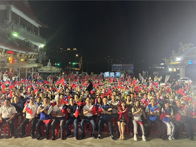 國民黨主席朱立倫13日晚間於桃園市五福宮站台國民黨立委牛煦庭，出席「反罷免、戰獨裁」團結護小牛宣講會。（姜霏攝）