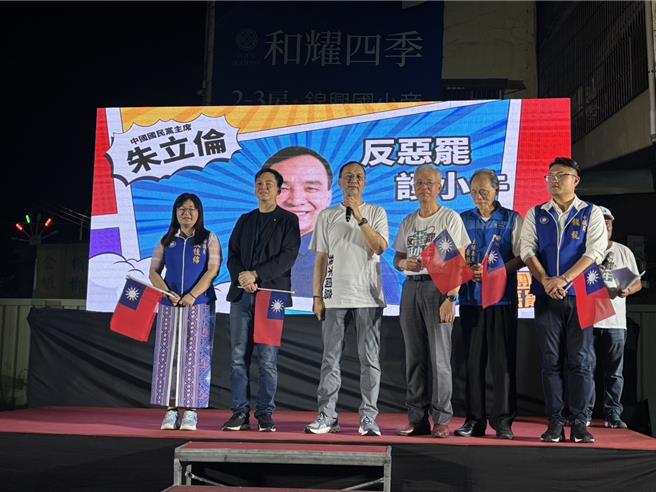 國民黨主席朱立倫13日晚間於桃園市五福宮站台國民黨立委牛煦庭，出席「反罷免、戰獨裁」團結護小牛宣講會。（姜霏攝）