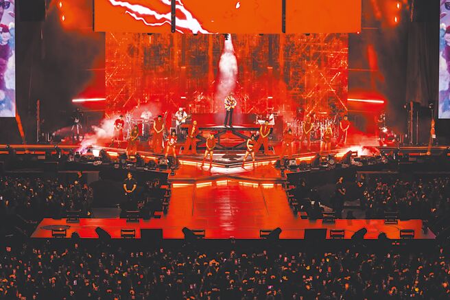 GD不只換上多套戰袍，舞台設計更是別出心裁。（GALAXY CORPORATION提供）