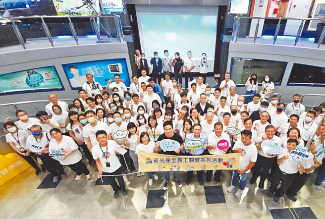 新光保全董事長吳昕東（中）參與員工活動。（新光保全提供）