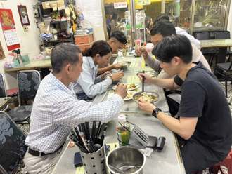 台電員工拚搶修9點才吃晚餐 善心客霸氣掏2000買單