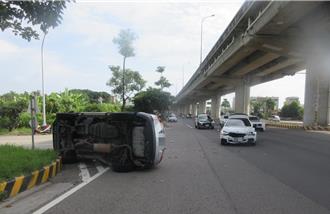清水驚險車禍！BMW車頭全毀 白色小客車直接翻覆90度