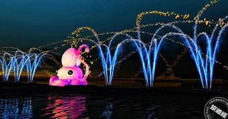 巨大粉萌小卷現身深澳漁港 不僅有水舞展演、限定夜釣、限量福袋，還有機會免費品嚐！