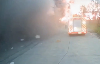 三元能源爆炸瞬間曝！廠房前秒竄濃煙   全廠突爆炸「人員奔逃」