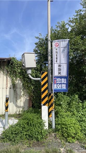 花蓮反罷免旗幟掛測速照相機桿上   警：已請環保局移除