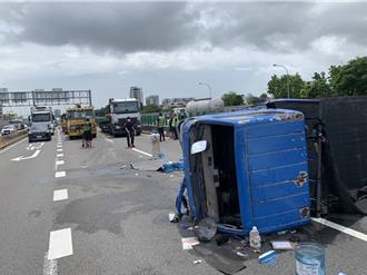 国1高雄端小货车疑变换车道不当 擦撞曳引车翻覆大塞车