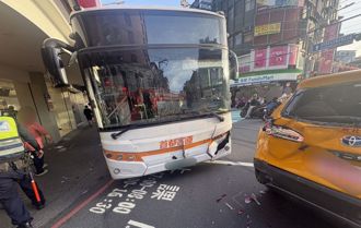 公車連撞多輛汽機車！中和婦慘壓車底亡   司機辯頭暈依過失致死移送