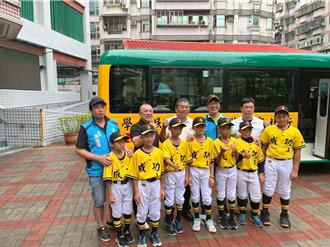 蘆洲成功國小棒球隊獲贈巴士！31位議員集資300萬助圓夢