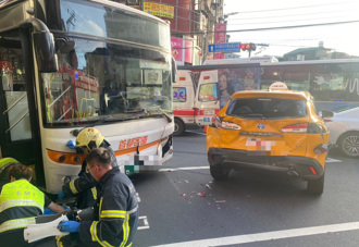 公車乘客曝司機「昏迷2分鐘」嚇翻 亡婦尪痛哭：買個菜怎會這樣？