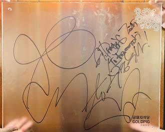 GD庆功宴千人守候「金猪食堂」 天王亲签巨大签名成镇店之宝