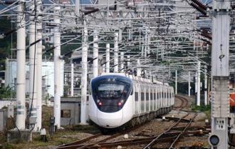 台鐵又爆「列車攀附男」！跳上車廂縫隙 7分鐘驚險搭到板橋